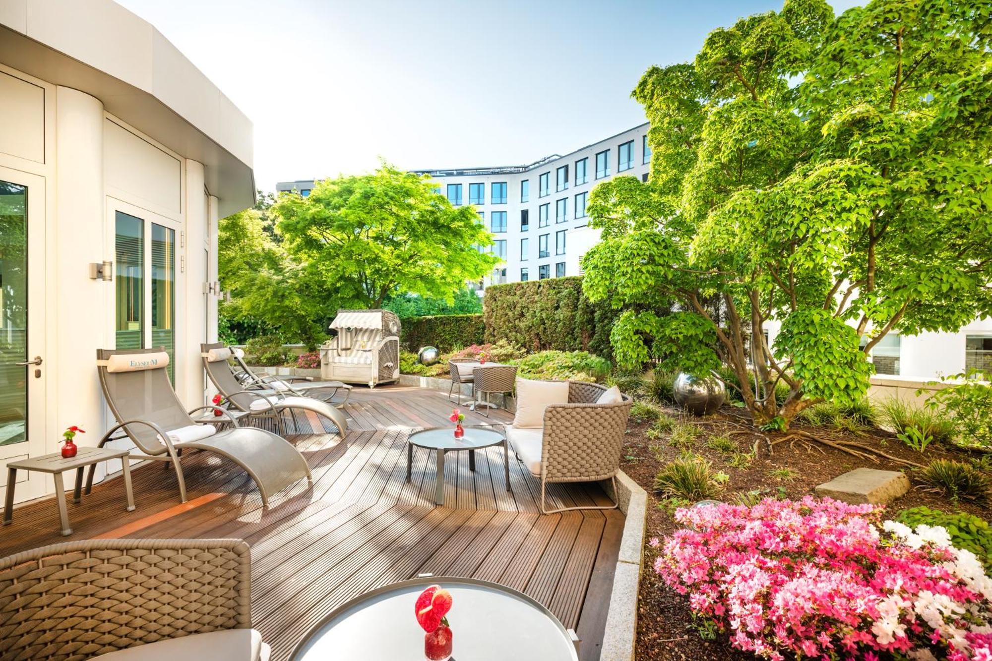 Grand Elysee Hamburg Exterior photo The hotel's garden