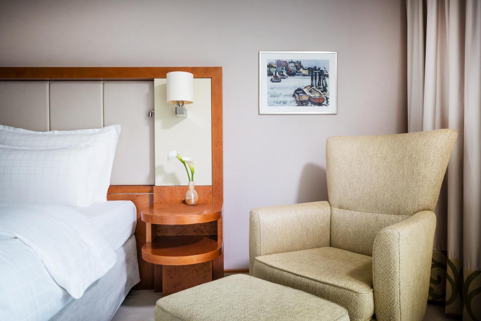 Grand Elysee Hamburg Exterior photo A room at the hotel