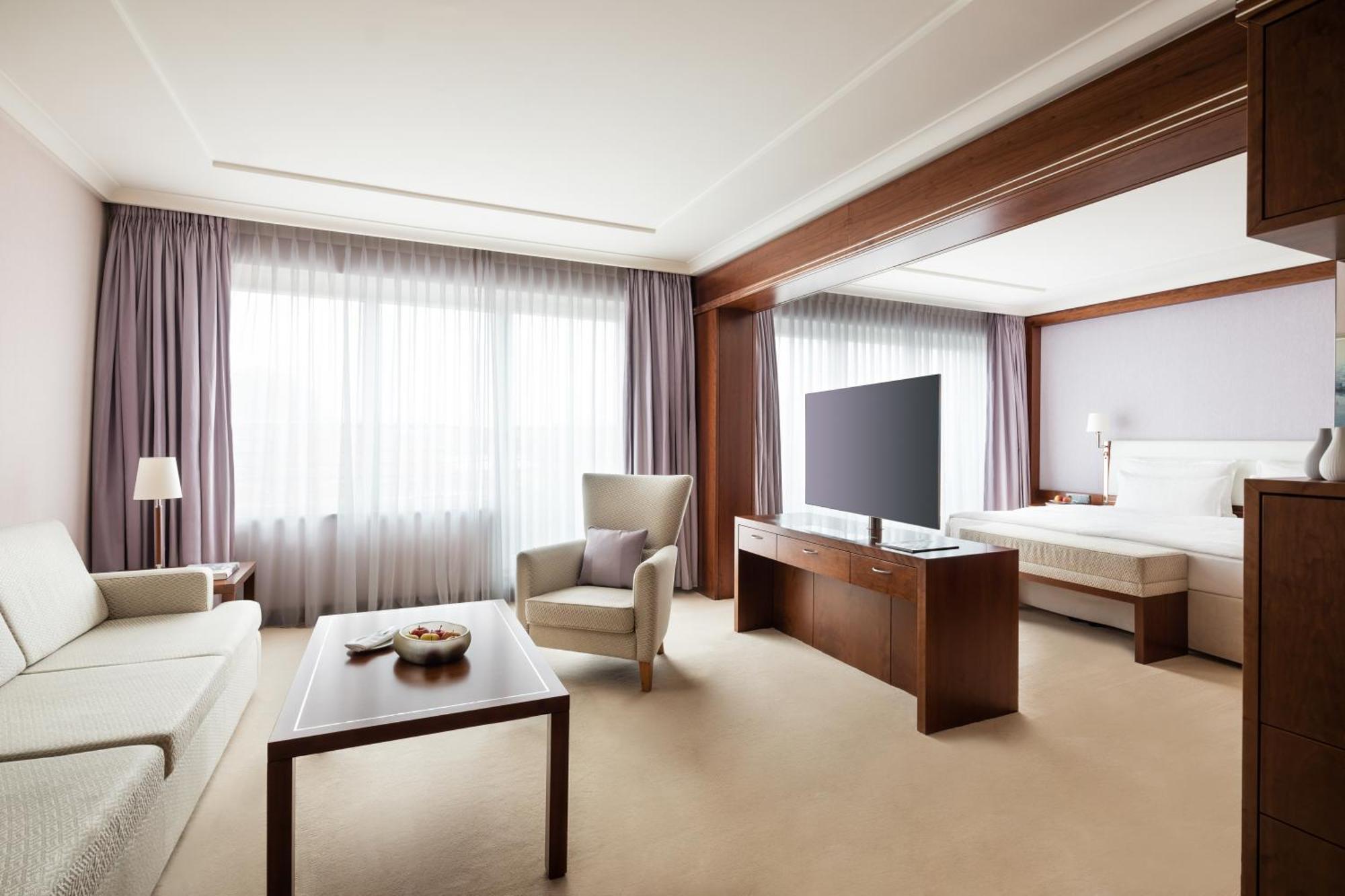 Grand Elysee Hamburg Exterior photo Suite