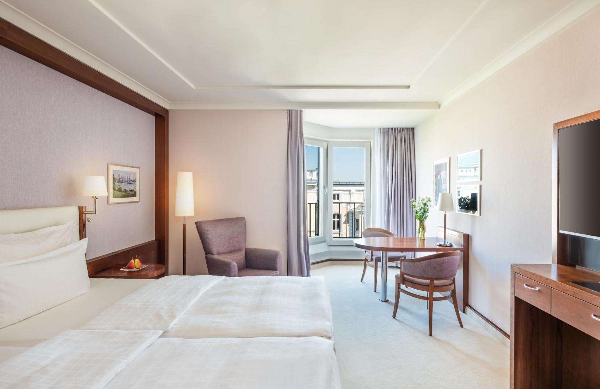 Grand Elysee Hamburg Exterior photo A room at the Hotel de la Ville