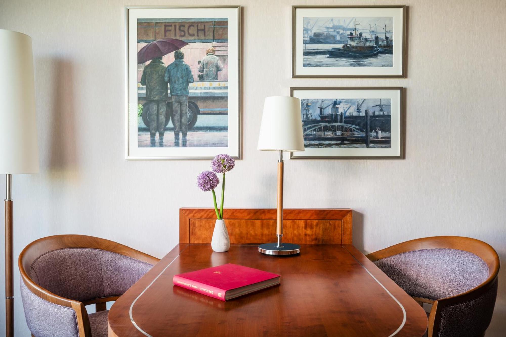 Grand Elysee Hamburg Exterior photo A table with a lamp